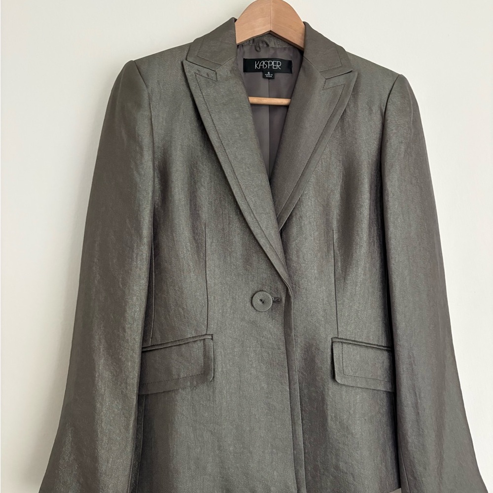 Kasper Shimmer Metallic-Gold/Silver Suit - Jacket and pants with velvet scarf - Picture 6 of 13